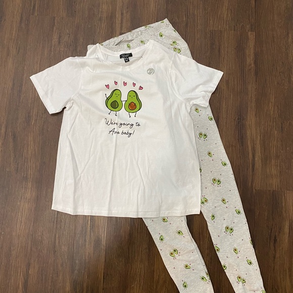 Two sets of Maternity pajamas - Picture 3 of 3